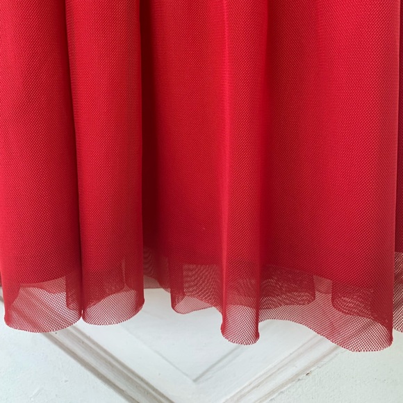 Vibrant red dress with peekaboo cutout - Picture 6 of 8